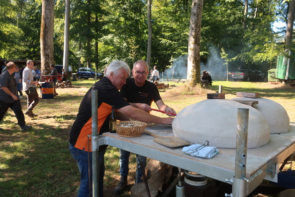 Brot backen mit nachgebauten Römischen Öfen